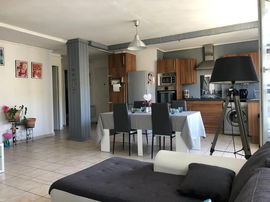 Appartement Balcon, Place De Parking, Centre Ville Βαλένς Εξωτερικό φωτογραφία